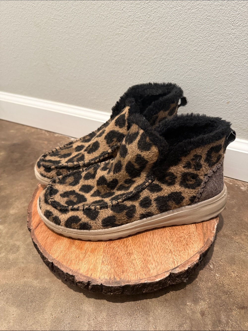 Leopard Print Slip-On Cozy Shoes - Picture 4 of 6